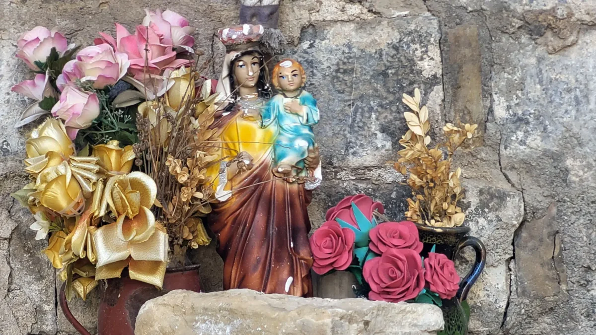 Interior decorations inside the church at Bergosa